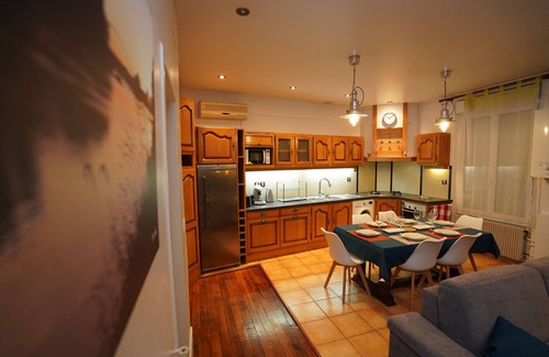 Orleans Apartment | Inviting T3 Apartment Steps from the Loire River