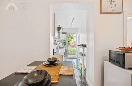 Tottenham Apartment | Inviting Tottenham Apartment with Kitchen for 4 Guests