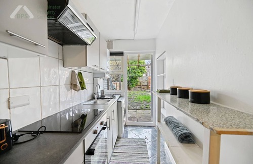 Tottenham Apartment | Inviting Tottenham Apartment with Kitchen for 4 Guests