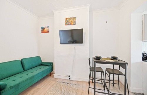 Tottenham Apartment | Inviting Tottenham Apartment with Kitchen for 4 Guests