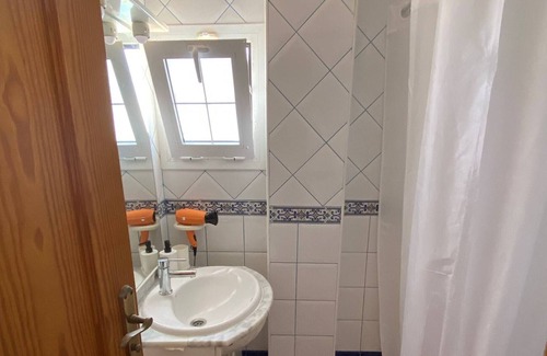 Santa Cruz de Tenerife House | Inviting Twin Beds Await at El Galeón with Breakfast Included