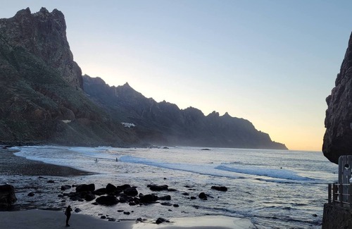 Santa Cruz de Tenerife House | Inviting Twin Beds Await at El Galeón with Breakfast Included