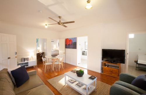 Pokolbin Cottage | Inviting Two-Bedroom Cottage with Spa in Pokolbin