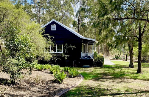 Pokolbin Cottage | Inviting Two-Bedroom Cottage with Spa in Pokolbin