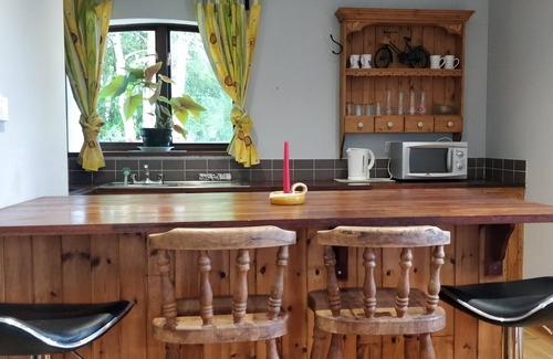 Tuamgraney House | Cozy Two-Bedroom Lodge near Raheen Woods, Pet-Friendly Stay