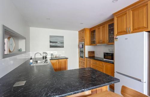 Montello Apartment | Inviting Sea View Unit - Ideal for Families and Relaxation