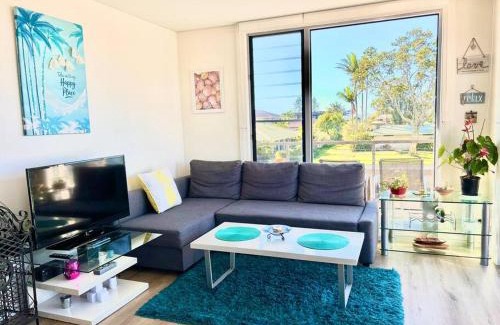 Ballina Apartment | Inviting Retreat with Park & Water Views, Rated 10/10