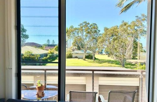 Ballina Apartment | Inviting Retreat with Park & Water Views, Rated 10/10