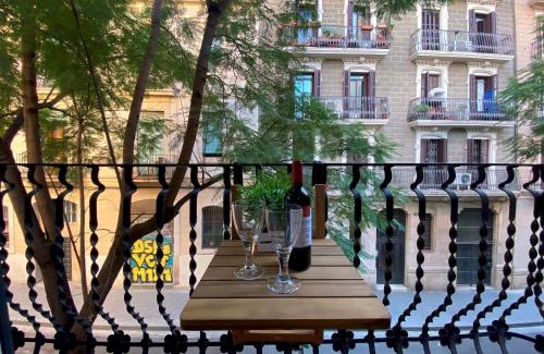 El Poble-sec Apartment | Inviting Urban Retreat: Cosy Oasis with Family Amenities