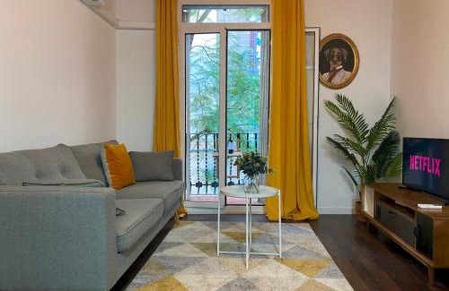El Poble-sec Apartment | Inviting Urban Retreat: Cosy Oasis with Family Amenities