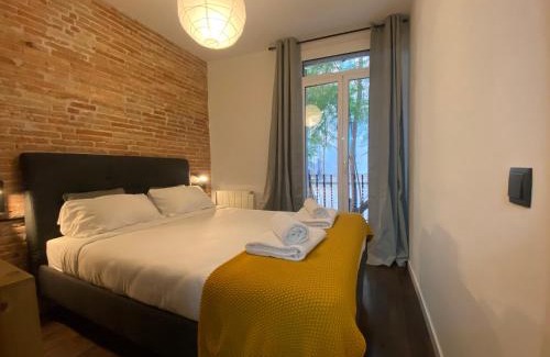 El Poble-sec Apartment | Inviting Urban Retreat: Cosy Oasis with Family Amenities