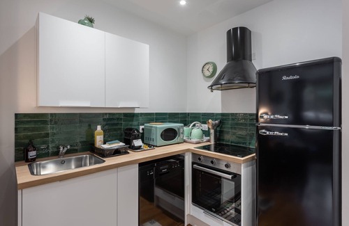 6th Arrondissement Apartment | Charming Vendôme: Steps from Parc de la Tête d'Or