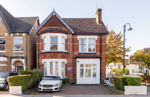 Fairfield House | Cozy Victorian Retreat Near City Centre and Transport