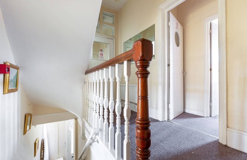 Fairfield House | Cozy Victorian Retreat Near City Centre and Transport