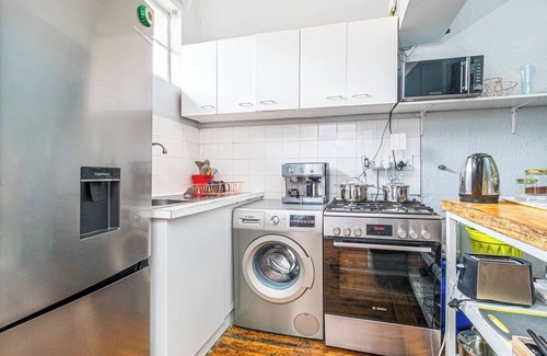 Rosebank Apartment | Charming Victorian Full Apartment with Spa and Hot Tub