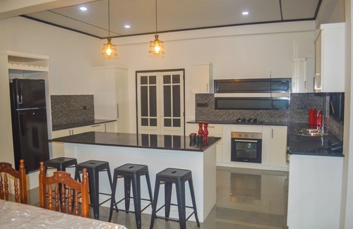 Kochchikade Villa | Cozy Villa Near the Beach with Spa and Hot Tub Amenities