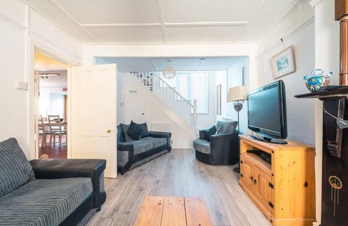 St Davids House | Charming Welsh Cottage in St Davids with Garden Oasis