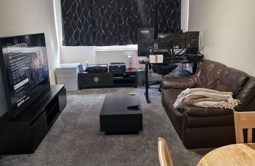 Thundersley Apartment | Inviting Apartment with Fully Equipped Work Station & Pool