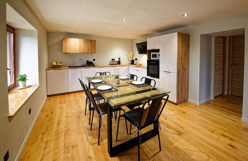 Cuttura Apartment | Inviting Stay with Wifi, Netflix & Kitchen at Ô JurassiK