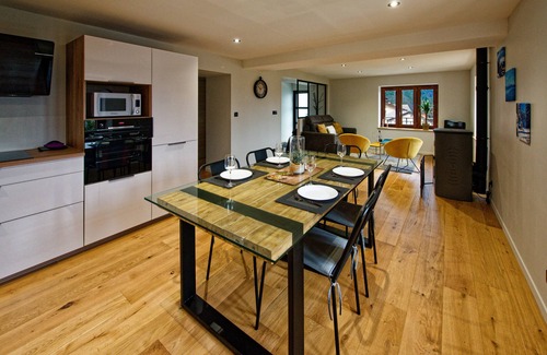 Cuttura Apartment | Inviting Stay with Wifi, Netflix & Kitchen at Ô JurassiK