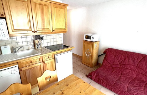 Bisanne 1500 Apartment | Cozy Balcony Retreat Near Slopes with Family-Friendly Perks