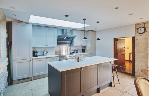 Cheltenham House | Exceptional Cotswold Cottage with Free Gym & EV Charging