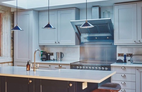 Cheltenham House | Exceptional Cotswold Cottage with Free Gym & EV Charging