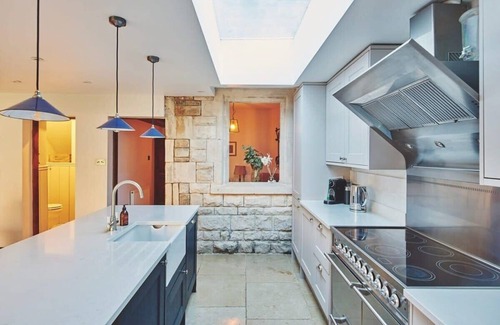 Cheltenham House | Exceptional Cotswold Cottage with Free Gym & EV Charging