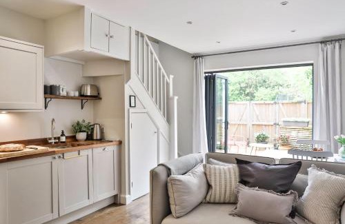Cheltenham House | Cozy Cotswold Coach House - Perfect for Couples & Pet Friendly