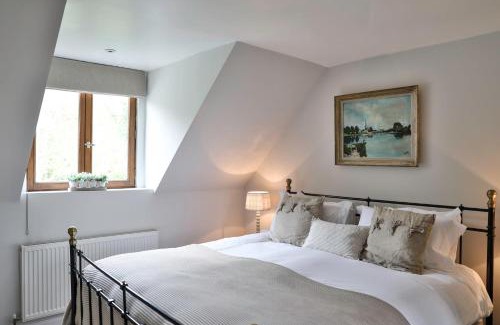 Cheltenham House | Cozy Cotswold Coach House - Perfect for Couples & Pet Friendly