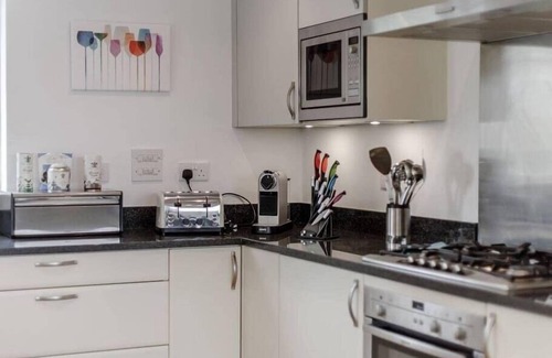 Cirencester House | Unforgettable Stay at Cotswolds Lakehouse with Spa & Pool