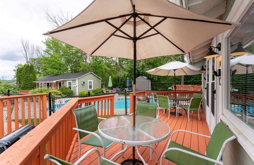 Weirs Beach Cabin | Lake View Cottage 10 with Breakfast and Kitchen Amenities