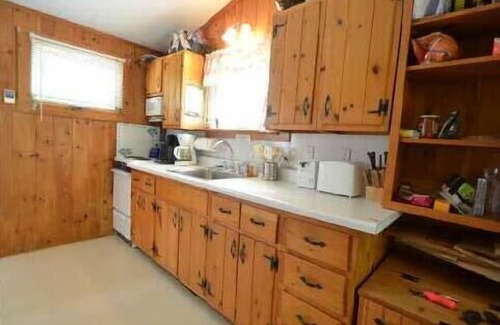 Wolfeboro House | Cozy Cottage 11 at Piping Rock Resort with Kitchen Access