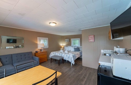 Weirs Beach Cabin | Cozy Cottage 11 with Lake View and Kitchen Amenities