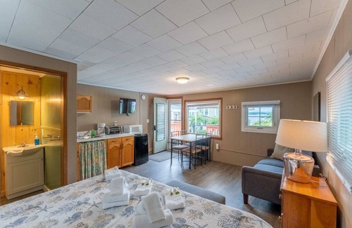 Weirs Beach Cabin | Cozy Cottage 11 with Lake View and Kitchen Amenities