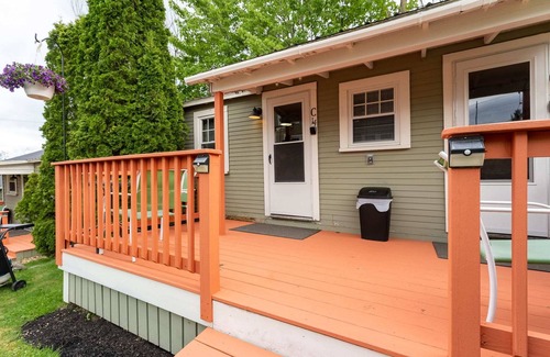 Weirs Beach Cabin | Cozy Cottage 14 with Breakfast and a Fully Equipped Kitchen
