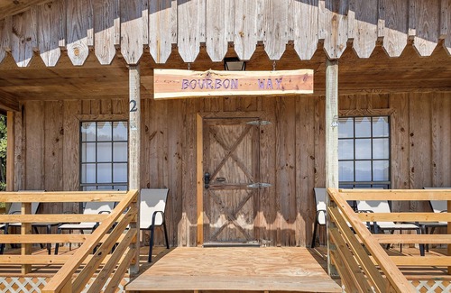 Ridgeland Cottage | Charming Cottage 2 on Bourbon Way: Pet Friendly Retreat