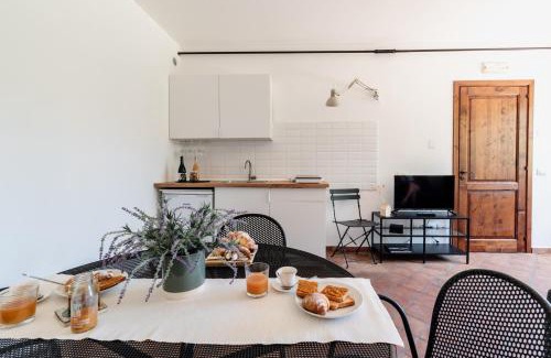 Caltagirone House | Inviting Cottage 2 Nestled in Scenic Vineyards