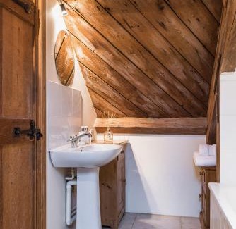 Witney House | Cozy Retreat at Cottage 2 New Yatt Farm - Pet & Child Friendly