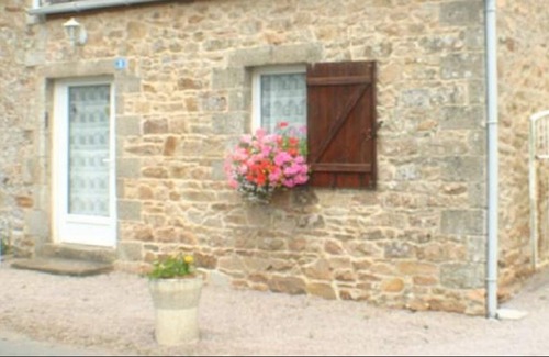 Plounevez-Moedec House | Cozy Cottage for Two with Room for a Child
