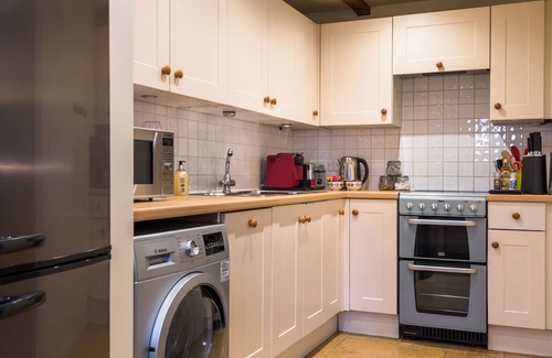 Witney Cottage | Elegant Cotswold Cottage with Pet-Friendly Perks