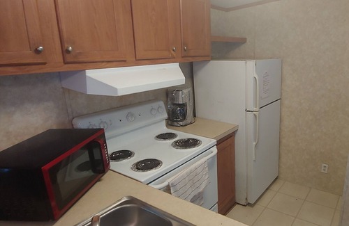 Saint Maurice House | Cozy Cottage #2: Pet & Child Friendly Retreat Awaits