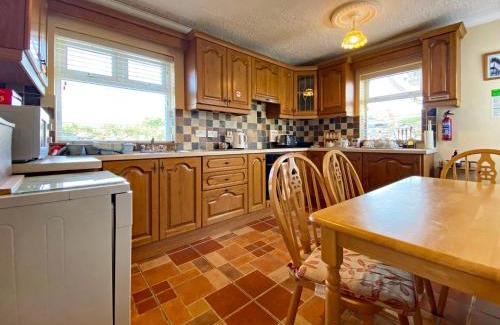 Carna House | Cozy Cottage 397 - Carna: Ideal for Family Getaways