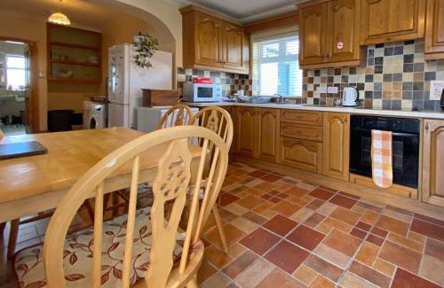 Carna House | Cozy Cottage 397 - Carna: Ideal for Family Getaways