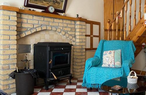 Carna House | Cozy Cottage 397 - Carna: Ideal for Family Getaways