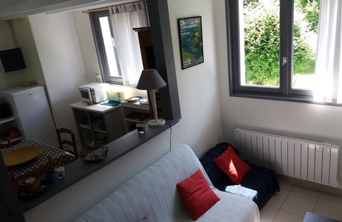 Tregunc House | Cozy Cottage for 4-5 with Pool, Steps from the Beach