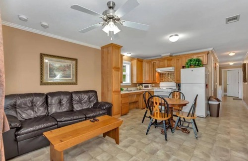 Langston Cabin | Pet-Friendly Cottage #4 at Fisherman's Landing: Rated 9.8