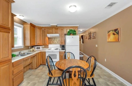 Langston Cabin | Pet-Friendly Cottage #4 at Fisherman's Landing: Rated 9.8
