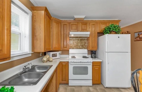 Langston Cabin | Pet-Friendly Cottage #4 at Fisherman's Landing: Rated 9.8