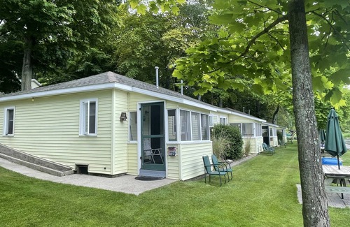Ludington Cottage | Cozy Cottage 4: Lake View Retreat Near Hamlin Lake